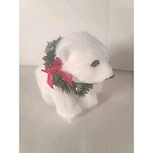 NWT Byers' Choice Animal, 2015 Seated Polar Bear Cub W/ Wreath  Christmas  (669)